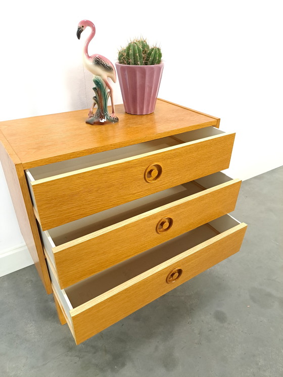 Image 1 of Commode en placage avec poignées rondes de Suède