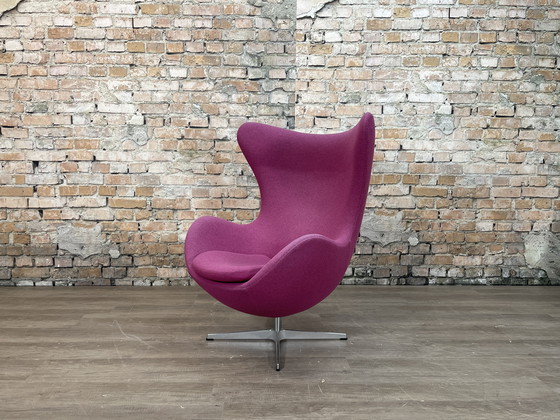 Image 1 of Fritz Hansen Egg Chair fuchsia