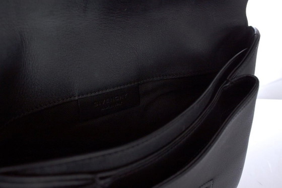 Image 1 of Givenchy, pochette Antigona in pelle borchiata