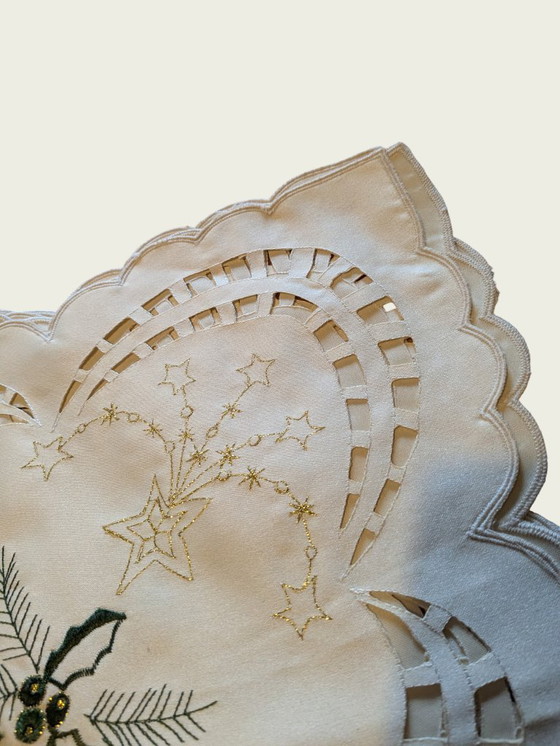 Image 1 of 80er Jahre Vintage Weihnachts-Tischdecke – Weiß mit grün-goldenem Dekor, Polyester