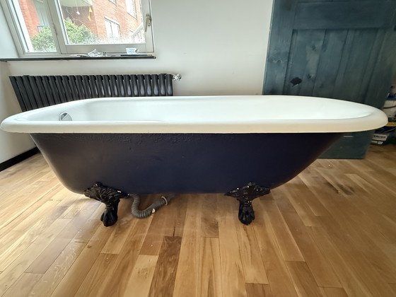 Image 1 of Elegant freestanding bath on claw feet