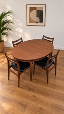 Vintage Scandinavische design tafel en stoelen