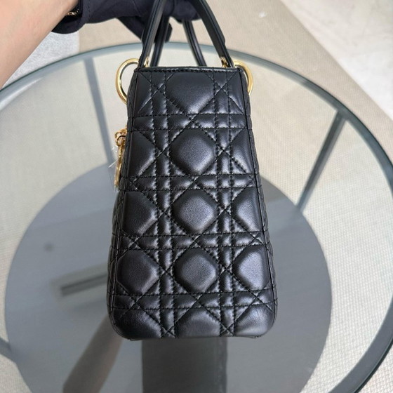 Image 1 of DIOR LADY MEDIUM - PELLE DI AGNELLO CANNAGE, FERRAMENTA NERA E ORO, CINTURINO REGOLABILE