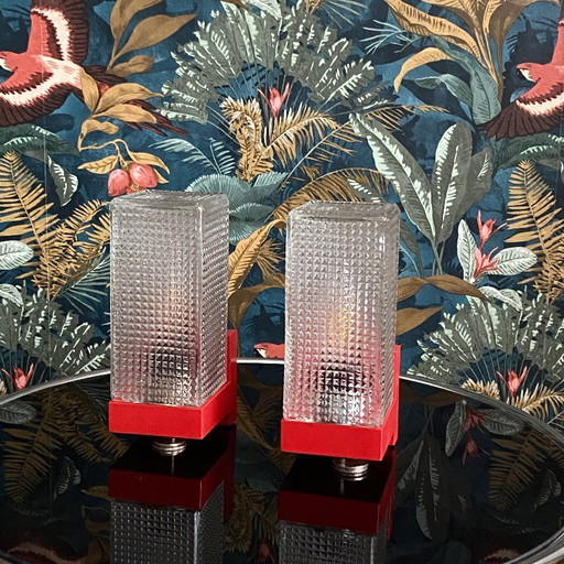 Paire d'appliques vintages plastique rouge et verre transparent 