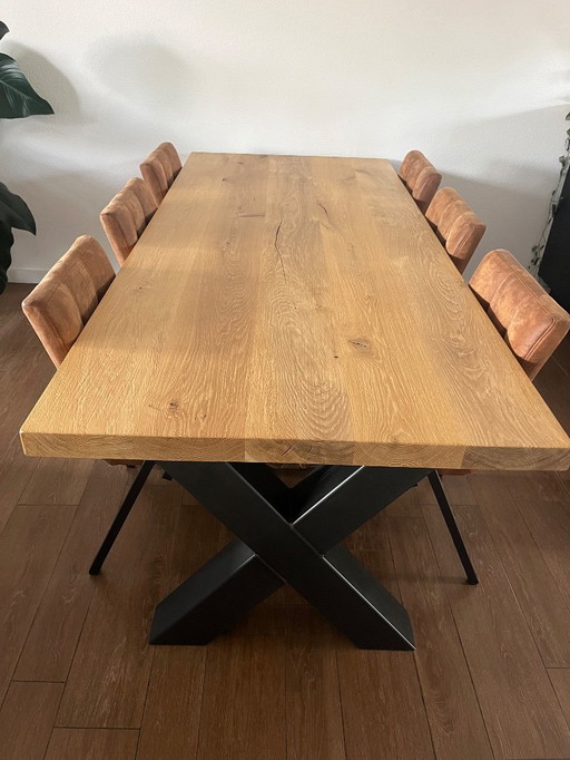 Belle table de salle à manger en bois avec chaises (en option)