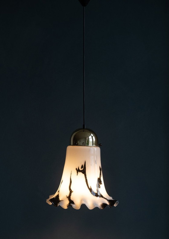 Image 1 of Handgeblazen Peill & Putzler Petunia Hanglamp in wit-zwart Glas met Messing kap
