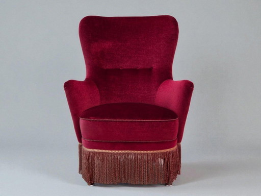 Poltrona danese con schienale alto, anni '70, rivestimento in velluto rosso, legno di faggio.