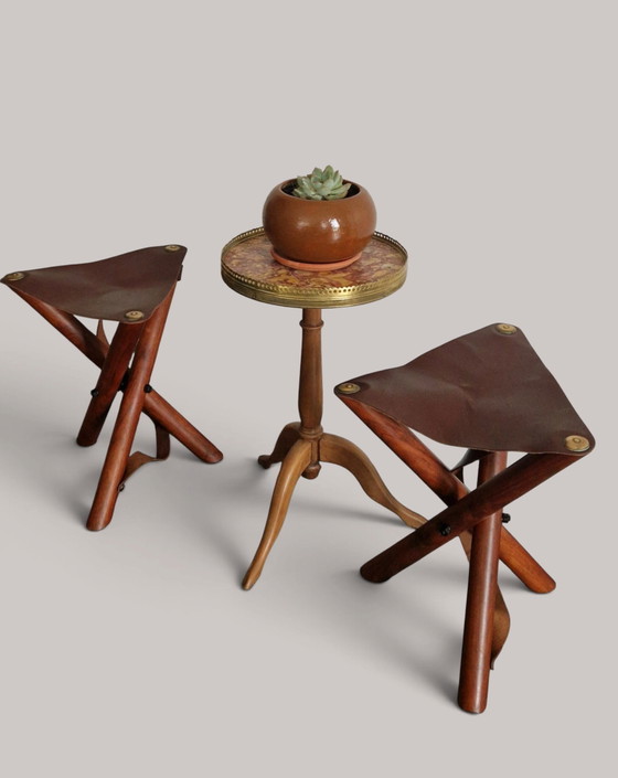 Coppia di sgabelli pieghevoli in teak massello e pelle marrone - stile safari chic – Leather, Wood (photo 7 of 15)