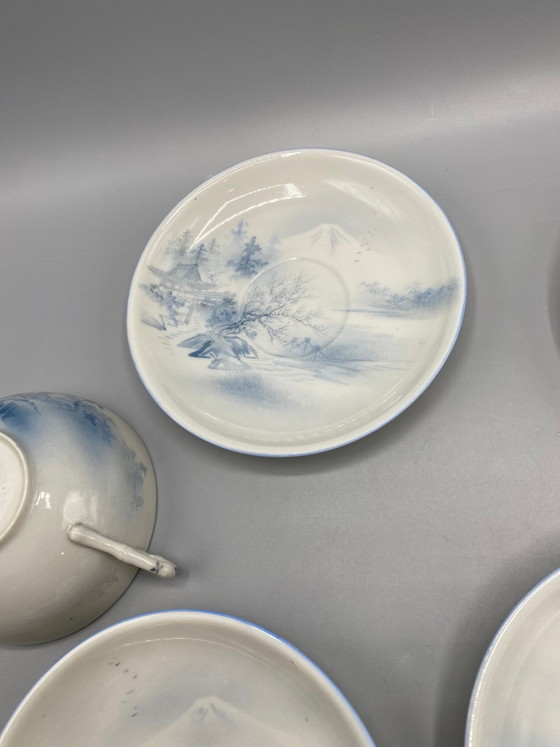 Ensemble de quatre tasses et soucoupes en porcelaine japonaise – paysage bleu et blanc – ère Meiji (photo 6 of 8)