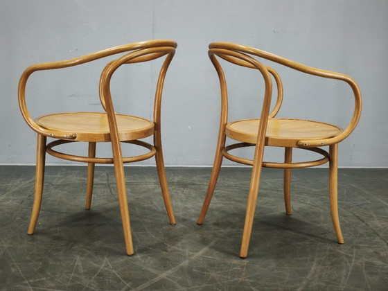 Image 1 of Silla de comedor con brazos TON Modelo 209 de madera curvada de haya, estilo checo, ideal para cafeterías y restaurantes.