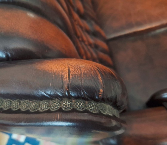 Image 1 of Divano Chesterfield a 3 posti in pelle color castagna