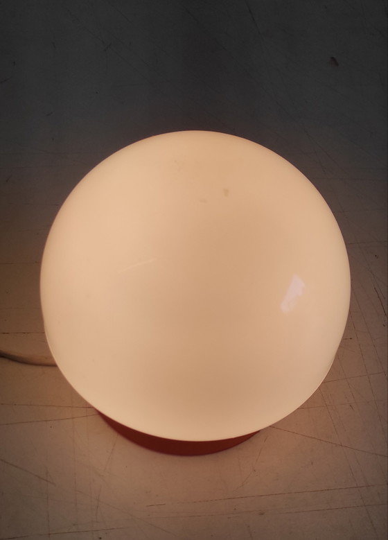 Image 1 of Decken- oder Wandleuchte aus orangefarbenem ABS mit opalisierendem Glaskolben – 1970er Jahre