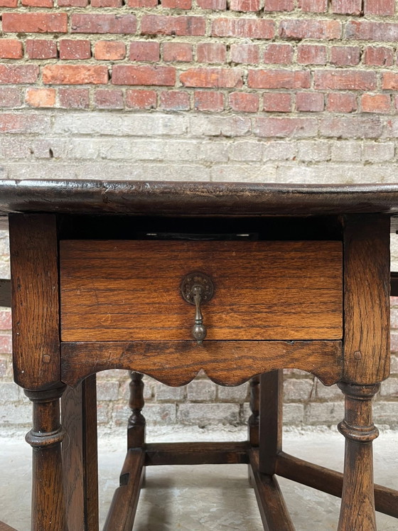 Image 1 of Tavolo antico in rovere con gambe a ribalta e cassetto