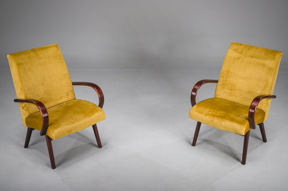 Image 1 of Model 53 fauteuils in mosterdgeel fluweel, toegeschreven aan Jaroslav Smidek voor Ton, jaren 60, set van 2