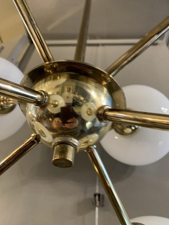 Lustre Sputnik en laiton doré avec 8 globes en verre opalin, années 1970 – Brass, Glass, Italian Design (photo 7 of 11)