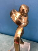 Escultura de David Marshall con base de acrílico y latón macizo.