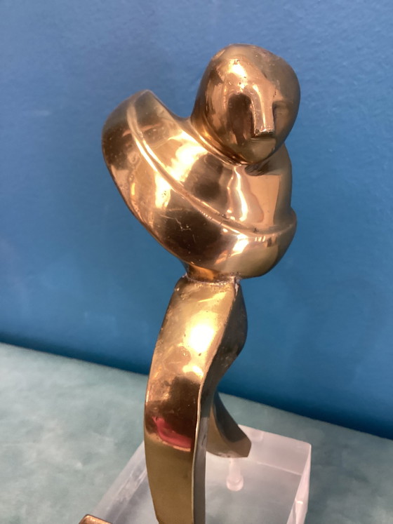 Image 1 of David Marshall sculptuur, massief messing, acryl voetstuk