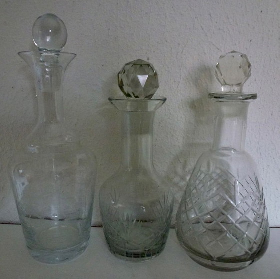 Image 1 of 3 caraffe antiche e 2 bicchieri, splendidamente incisi.