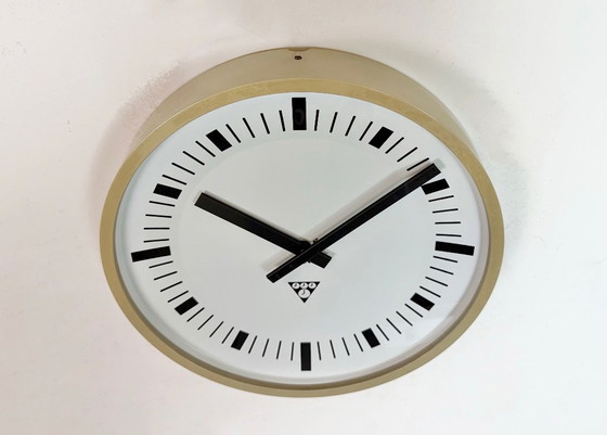 Image 1 of Industriële beige bakelieten wandklok van Pragotron, jaren 70