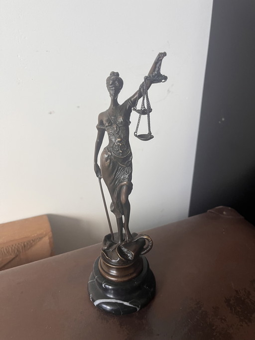 Justitia-Bronzeskulpturen