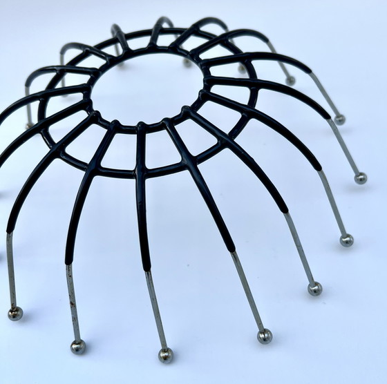 Image 1 of Fruttiera scultorea in metallo – Mid-Century Modern, circa anni '60/'70