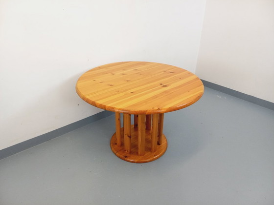 Image 1 of Table à manger ronde scandinave vintage style Rainer Daumiller en pin des années 60 70 avec rallonges