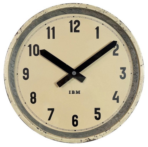 Reloj de pared industrial color beige de IBM, década de 1950.