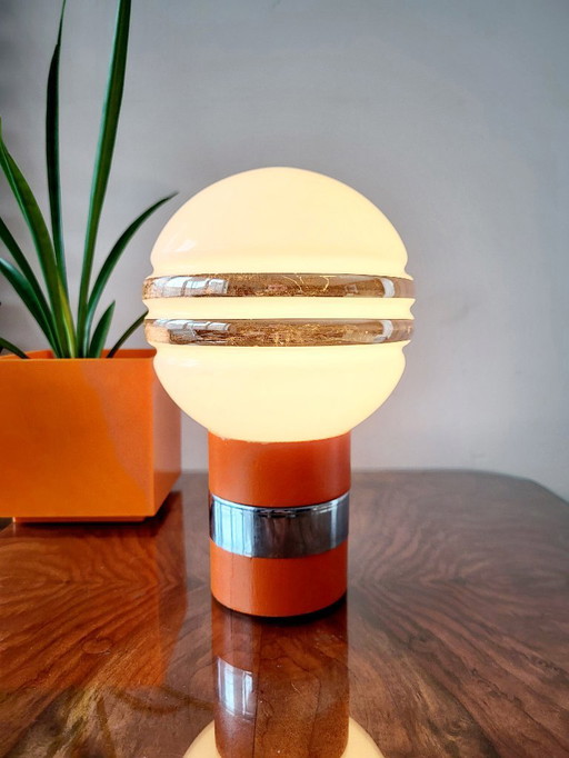 Lámpara de sobremesa vintage con base de madera naranja y pantalla de bola de cristal de los años 60