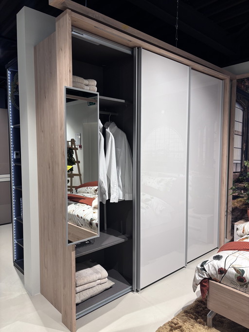 Armario con puertas correderas Nolte