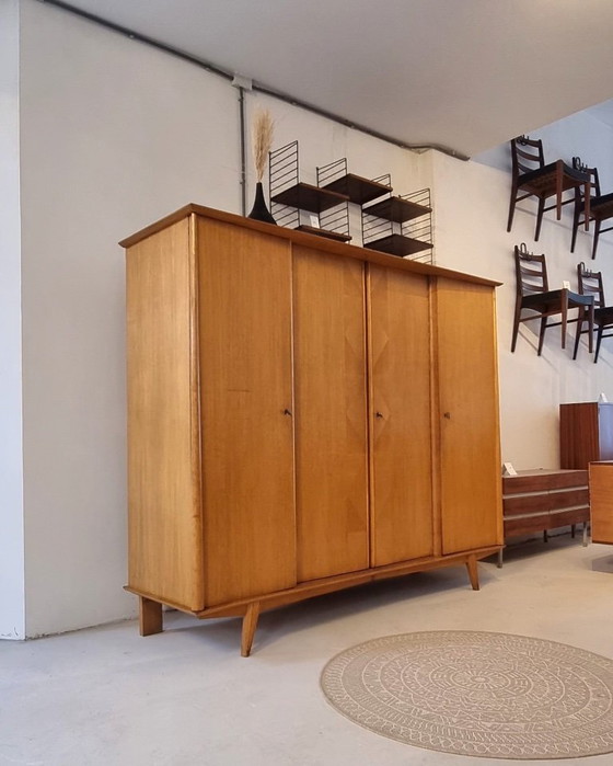 Image 1 of guardaroba di metà secolo