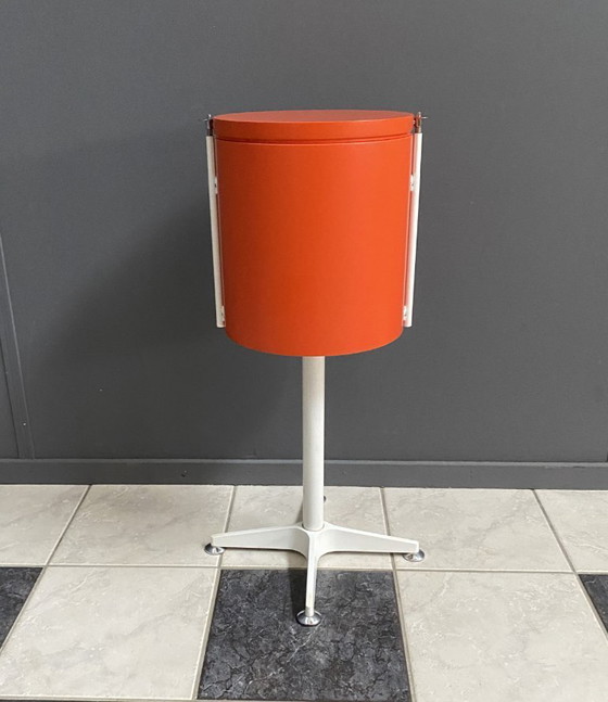 Image 1 of Una mesa de maquillaje redonda naranja de Bremshey, década de 1970