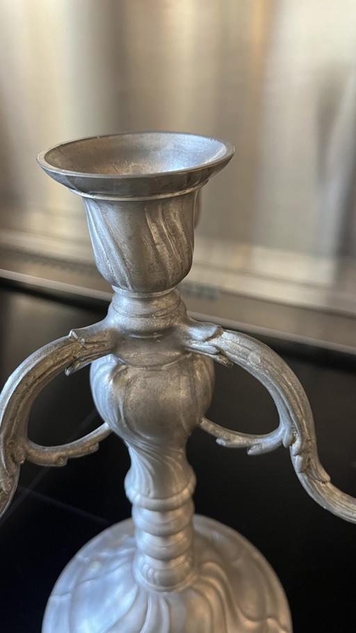 Candelabro de peltre con sello