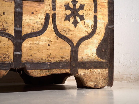 Antique iron-bound chest in pine wood – Central Europe, circa 1870 – Storage cabinet, Brass, Rustic (photo 17 of 40)