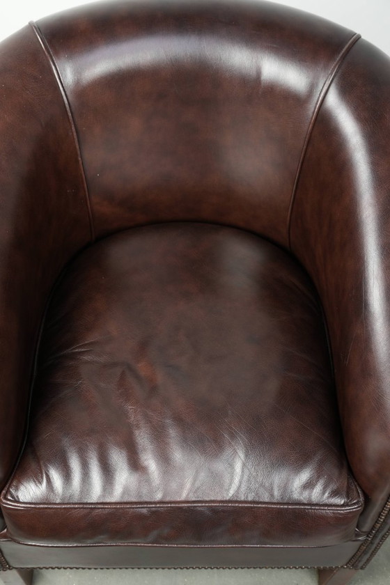 Image 1 of Donkere rundleren clubfauteuil met een tijdloos en stijlvol design in Engelse stijl