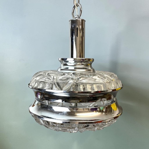 Lampada a sospensione in stile moderno italiano a forma di UFO, con vetro tagliato e cromo, anni '70. – hanglampen, Metal