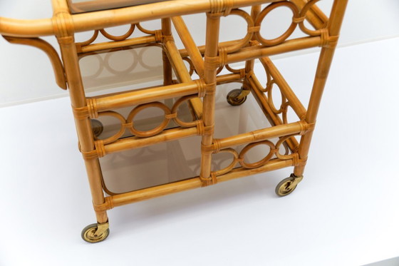 Image 1 of Carrito de servicio de bambú y vidrio ahumado con portabotellas, Italia, años 50