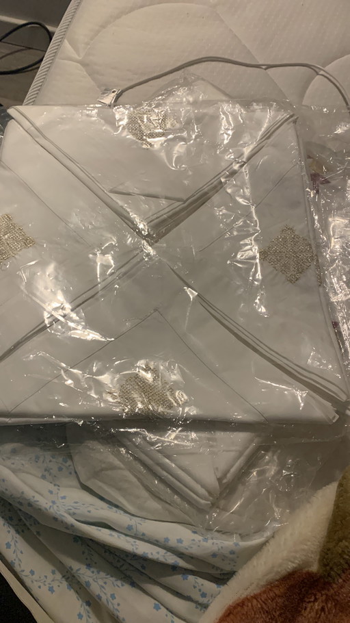 Prestige Tafelset – Groot smaragdgroen tafelkleed + 12 servetten met gouden borduurwerk