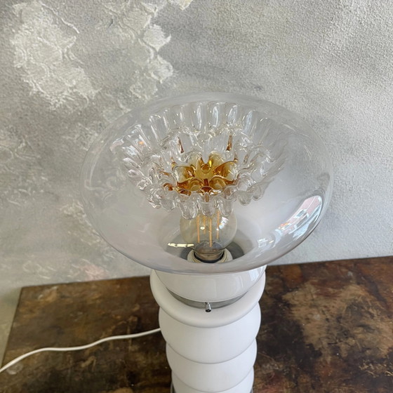 Lampada da tavolo Space Age in vetro di Murano e opalino anni '80, Attribuibile a MAZZEGA – Home Design (photo 11 of 15)