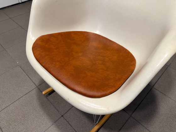 Vitra | Eames | RAR | Cognac + fibra di vetro pergamena | 2 pezzi – Sedie a dondolo, Pelle, Legno (photo 6 of 12)