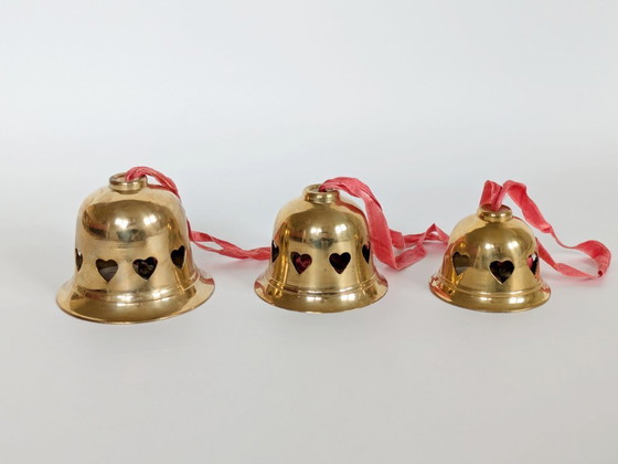 Image 1 of Set di 3 campanellini vintage in ottone scandinavi | Design a forma di cuore, decorazioni natalizie anni '80
