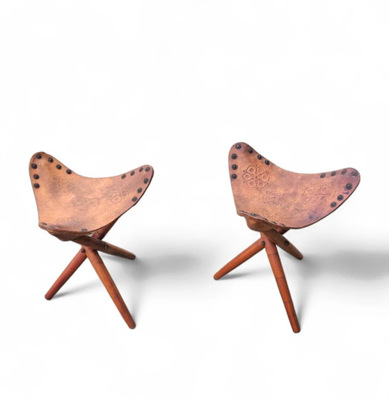 2 x Bijpassende Vintage Bewerkt Lederen Driepoot Stoel / Campingstoel – Klapstoelen (photo 2 of 17)