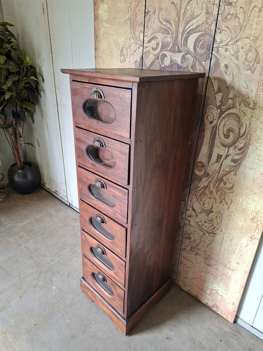 Teakhouten ladenkast, apothekerskast archiefkast met decoratie vakjes voor lades afm. 43x42cm en 130 cm hoog 