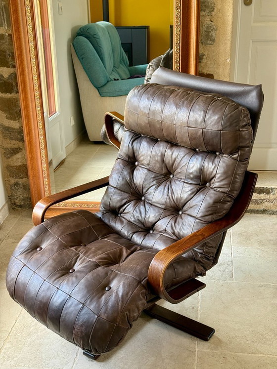 Image 1 of Scandinavische fauteuil uit de jaren 70, gemaakt van gebogen gelamineerd hout met een leren zitting.