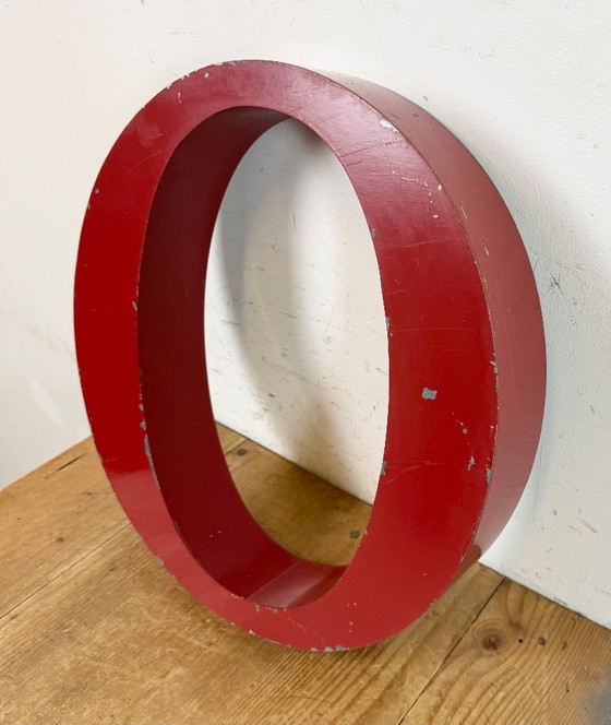 Image 1 of Lettre O de façade en fer rouge vintage, années 1970