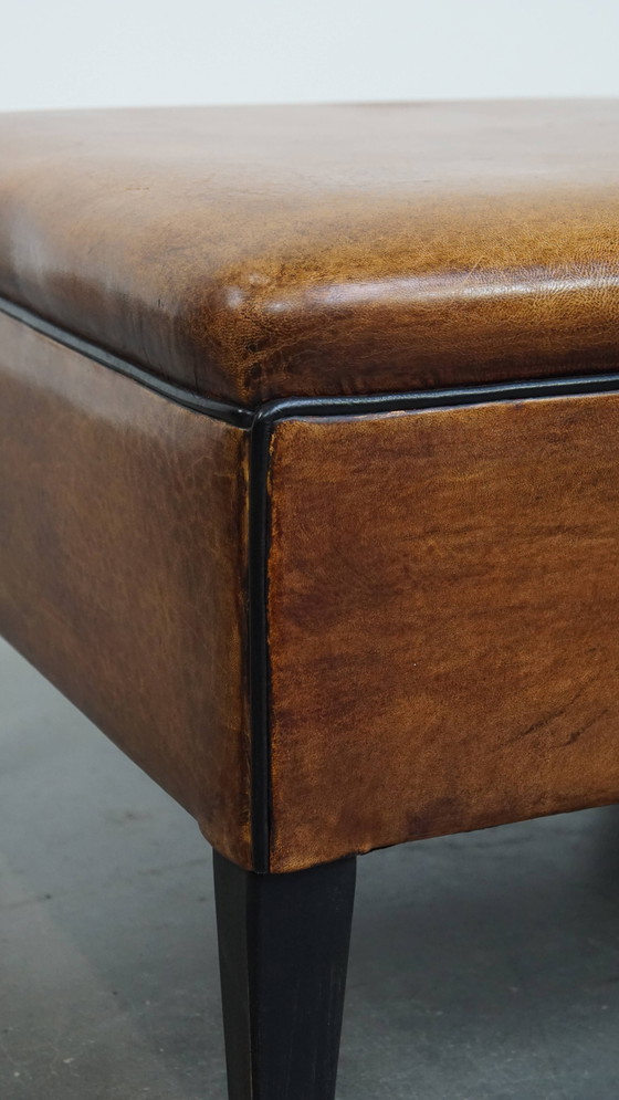 Image 1 of Vierkante Schapenleren Hocker Met Zwarte Biezen