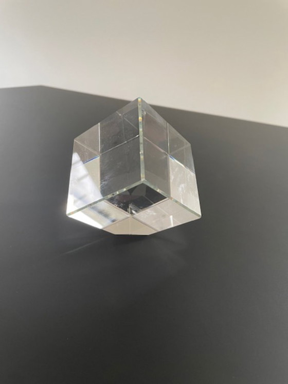 Image 1 of Cubo di vetro inclinato con effetto prismatico