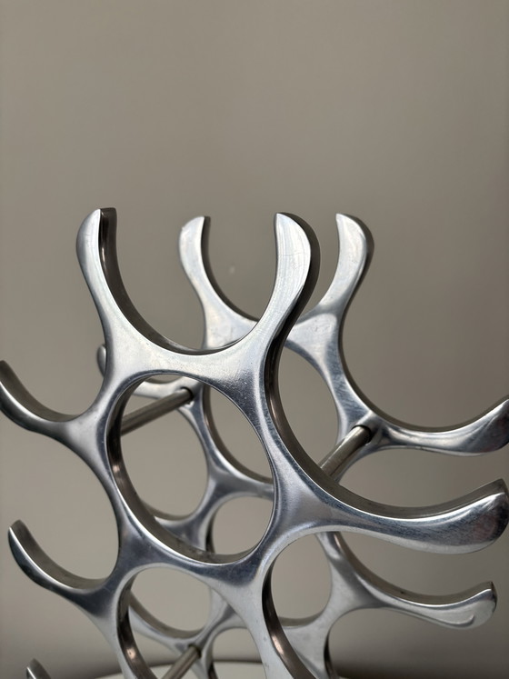 Image 1 of Botellero de aluminio de diseño con capacidad para 18 botellas.