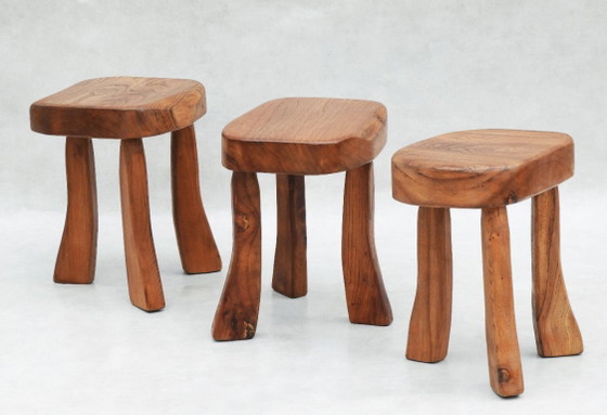 Table de salon en orme massif à bord naturel et 3 tables d'appoint/tabourets C1970 France – Tables basses (photo 8 of 14)