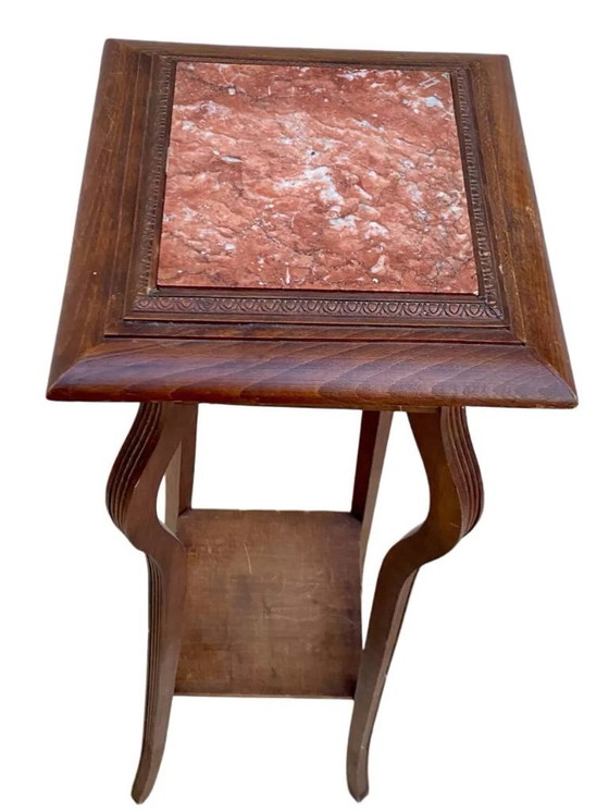 Image 1 of Conjunto de dos columnas antiguas de alabastro y madera sobre encimeras de mármol.