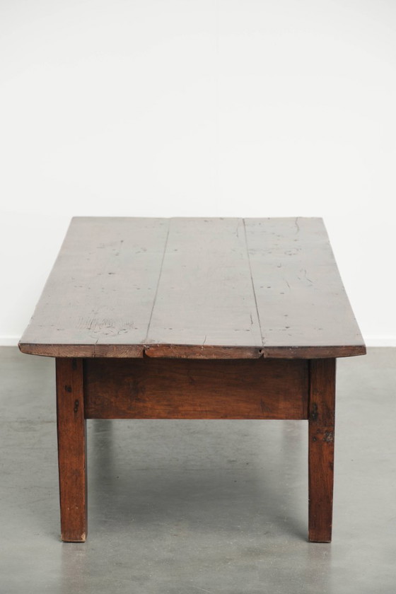 Zeer mooie antieke Zuid Europese salontafel uit de 18e eeuw van vruchtbomenhout met warme kleuren en 3 lades (photo 5 of 12)
